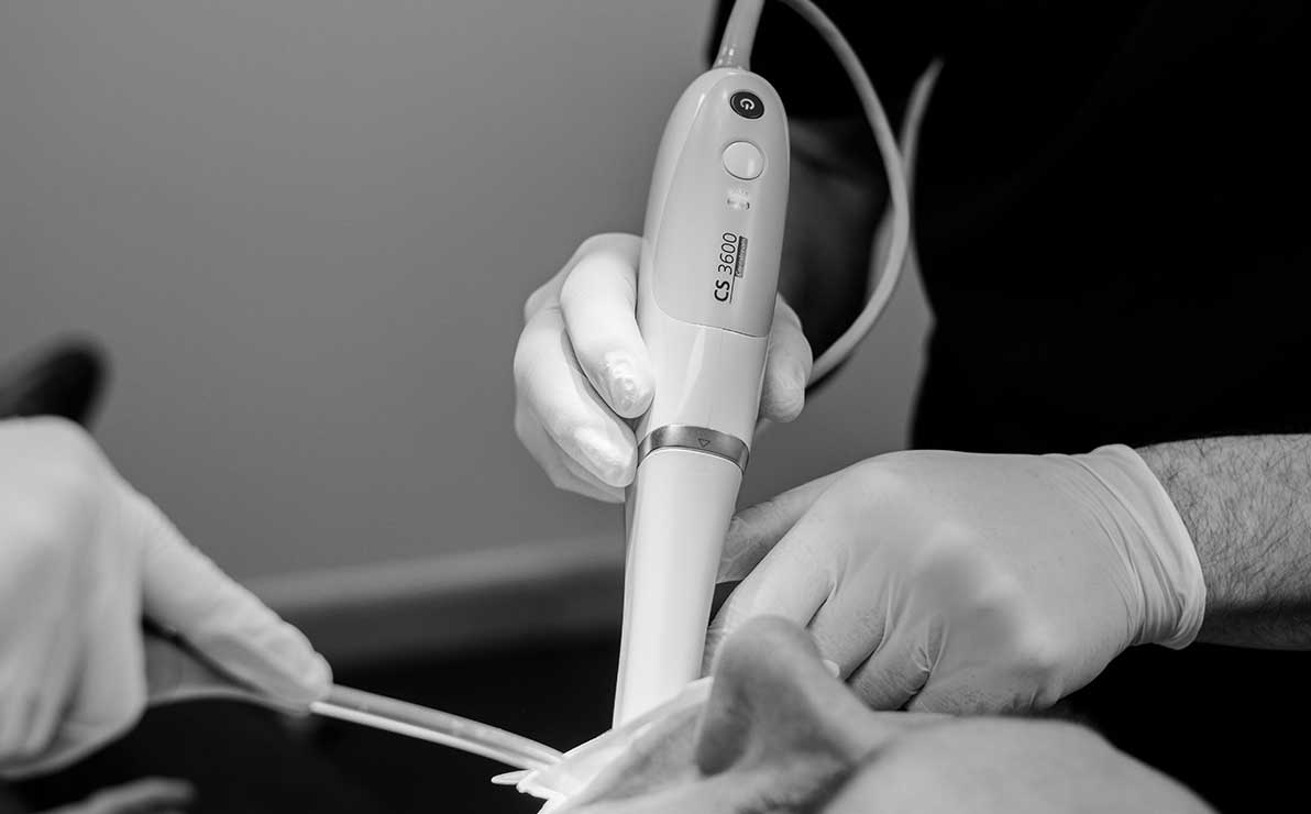 Dentist using scanner to get real time images of patient's mouth